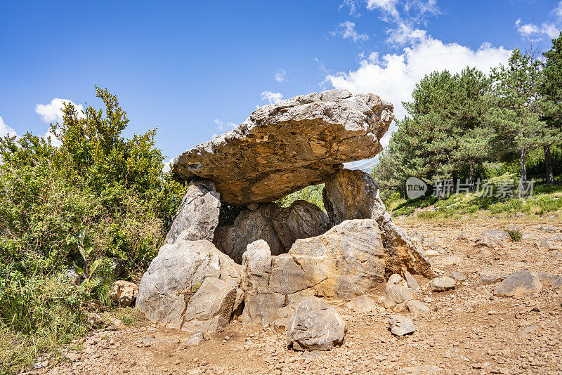 位于韦斯卡的比利牛斯山的Dolmen de Tella Aragón位于西班牙的Sobrarbe